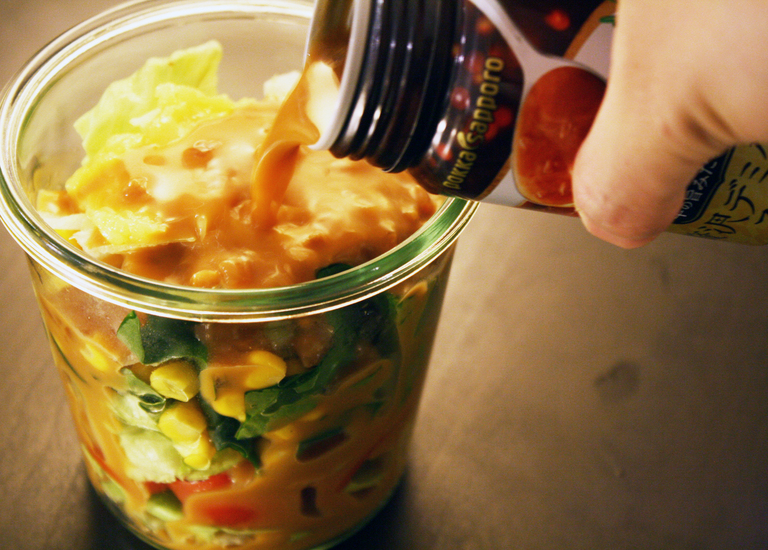 〈「贅沢デミグラススープ」でお手軽ディナー〉自動販売機の購買データから生まれたスープは、「コク旨」調理にもぴったり！