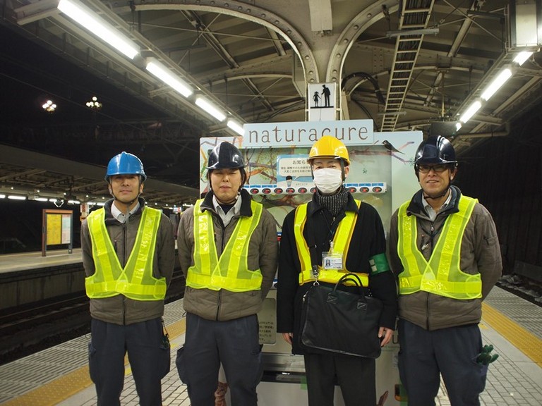 今天工作团队中的每个人。从左边开始，职业生涯已有15年的Oda先生和公司第四年的Naito先生，监督该网站的JR东方物流的Yoshino先生和听过这个故事的Ogawa先生。