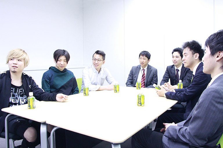 ▲左から、チームラボの西村さん、齋藤さん、堺さん、JR東日本ウォータービジネスの飯島さん、小出さん、富士電機の起（おこし）さん、守本さん　※以下敬称略