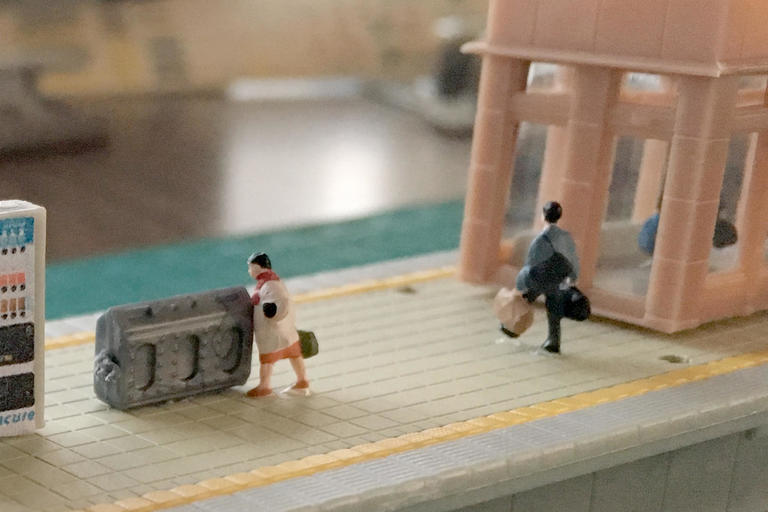 [Cardboard presents] Trains, stations, and ......? Big pleasure in the small world, welcome to the wonderful &lt;small world&gt;!