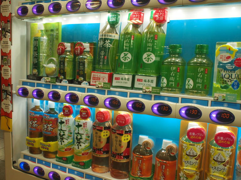 新幹線のりば近くに設置されている東京駅売り上げNo.1自販機にも、人気のお茶系ドリンクがずらりラインアップ。売り切れて買えない心配もなさそう！