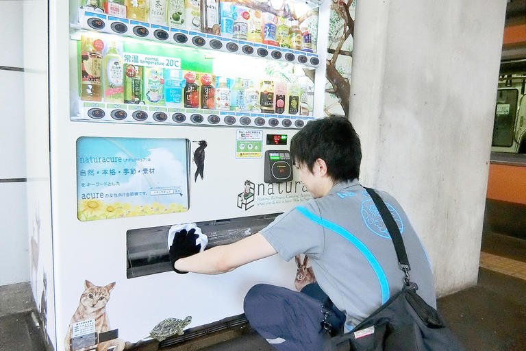 &quot;냉랭 음료와 함께 치유도 보내고 싶다!&quot;---- 음료 자판기 · 젊은 운영자, 한여름의 분투기!