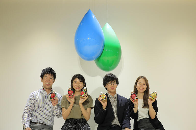acure 's <Apple Vending Machine> Team: From left: Louis (in charge of public relations / PR), Yui Apple (in charge of "Aomori Apple Series" brand manager), Shunya (in charge of project), Ai (in charge of SNS)